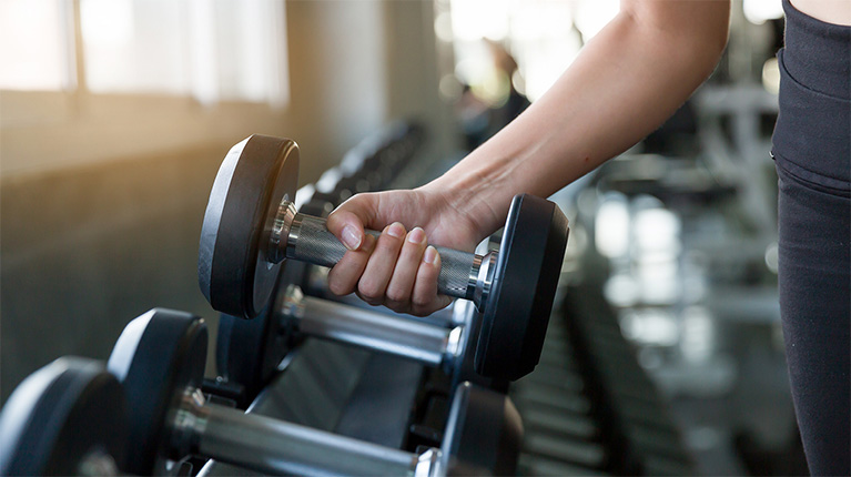 Wellness: Lifting weights in gym